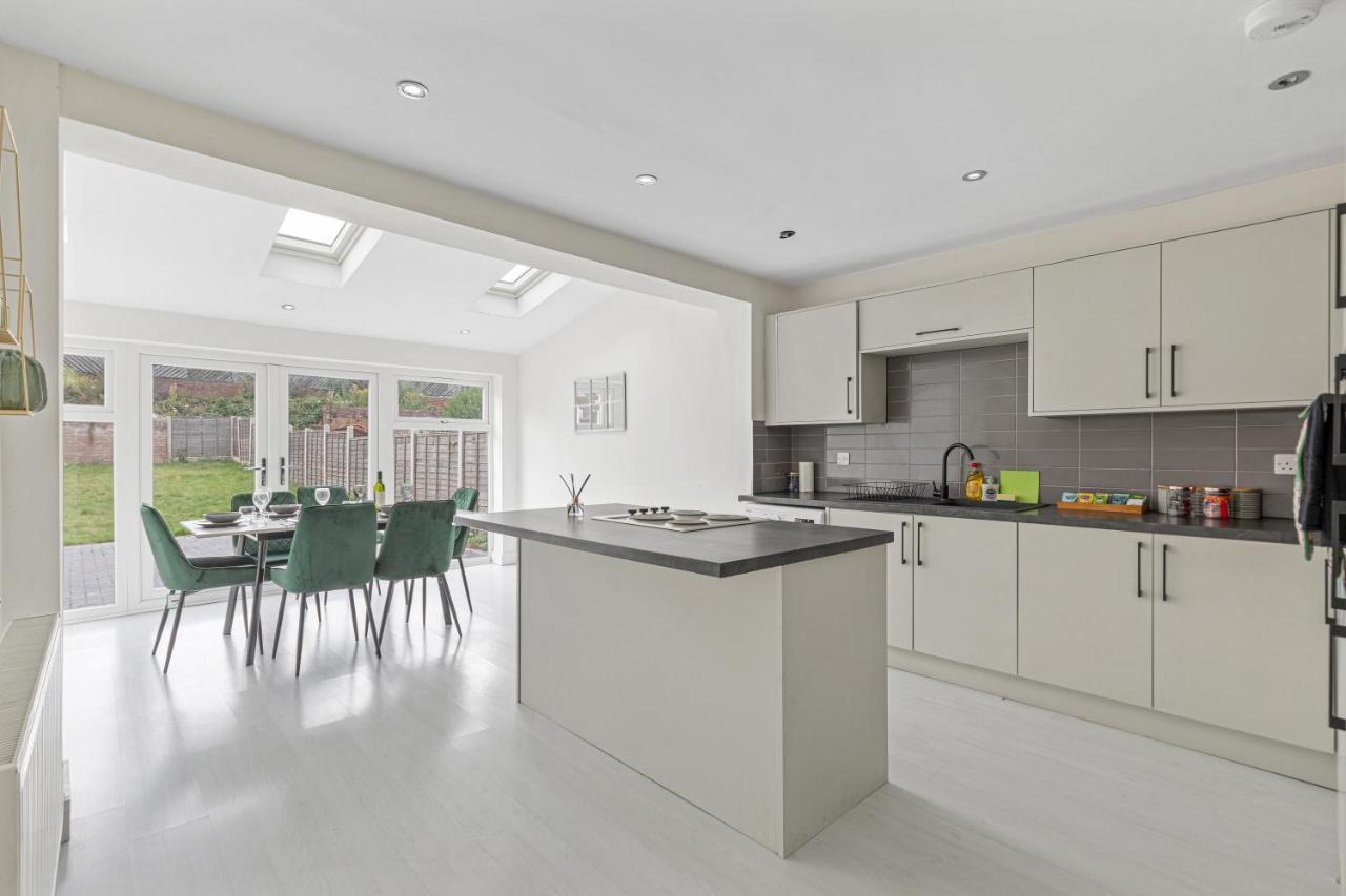 Tipton 3 Bedroom House Garden Sleeps 7 - Jrr Stays Coseley Екстер'єр фото